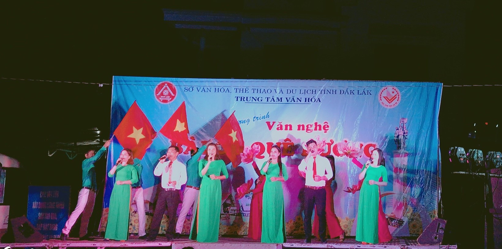 Đội Tuyên truyền lưu động biểu diễn chương trình tuyên truyền tổng hợp phục vụ cơ sở